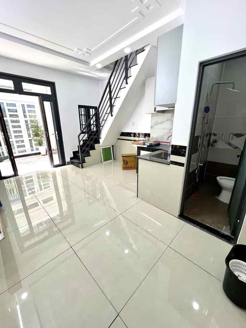 Bán nhà đường trương thị hoa quận 12 giá 2.3 tỷ tl 2pn, 2 wc hẻm xe hơi