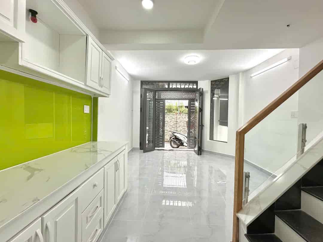 CẦN TIỀN BÁN GẤP Nhà đường Lê Quang Định, gần chợ, giá 3tỷ790 TL, sổ hồng riêng