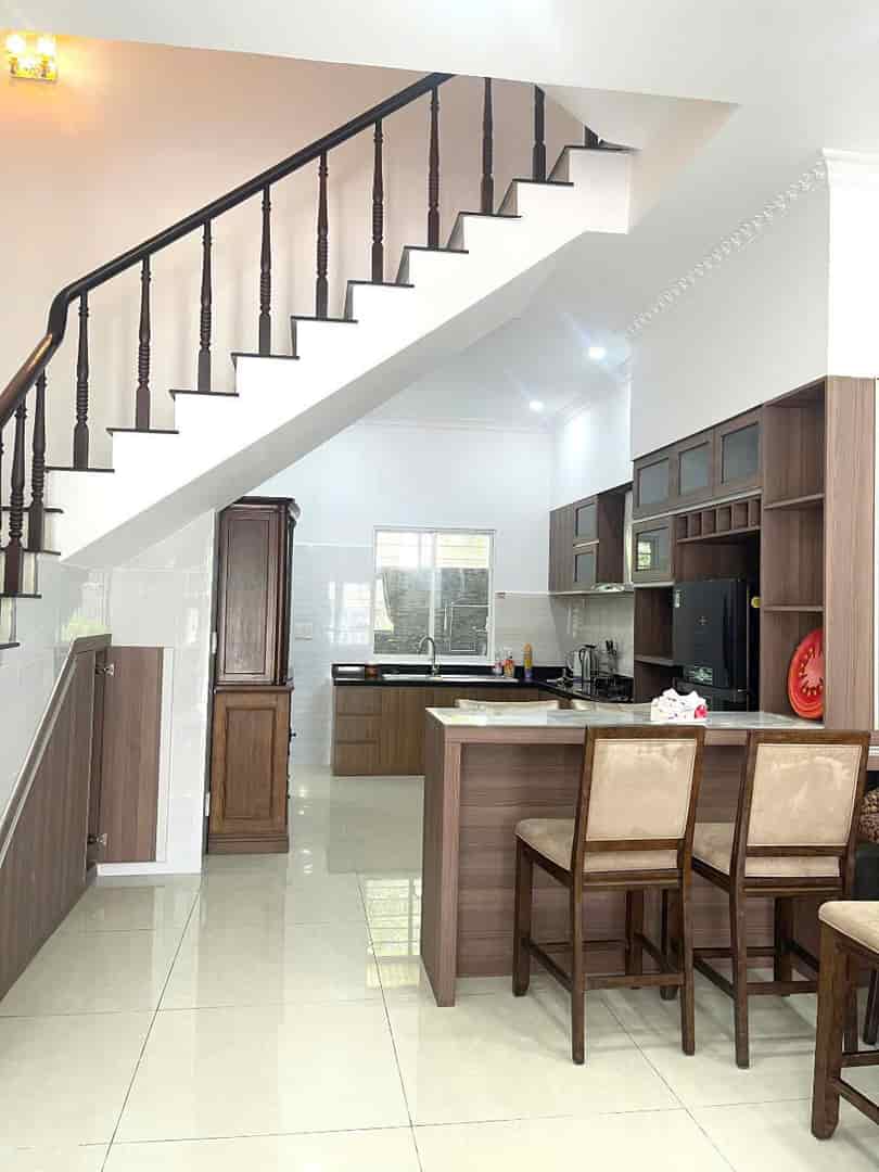 Cho thuê căn nhà biệt thự liền kề The Oasis 3 KDC Việt Sing 4PN 4WC full nội thất đẹp