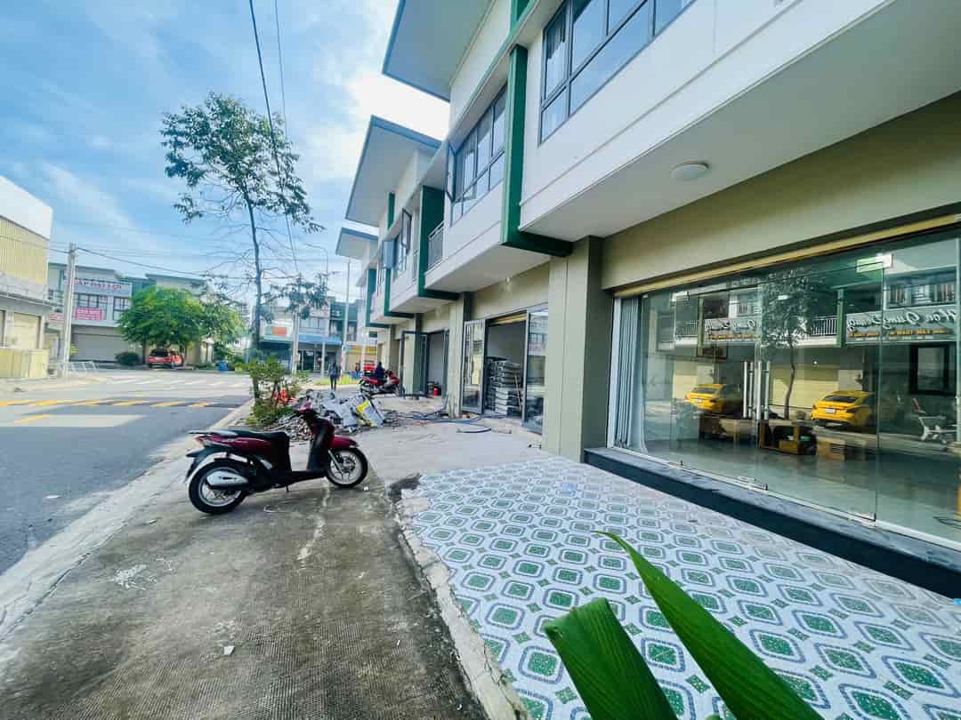 Bán biệt thự Oasis City, Thới Hòa, Bến Cát, Bình Dương. Nhà đẹp y hình giá chỉ 2050 tỷ sang tên ngay