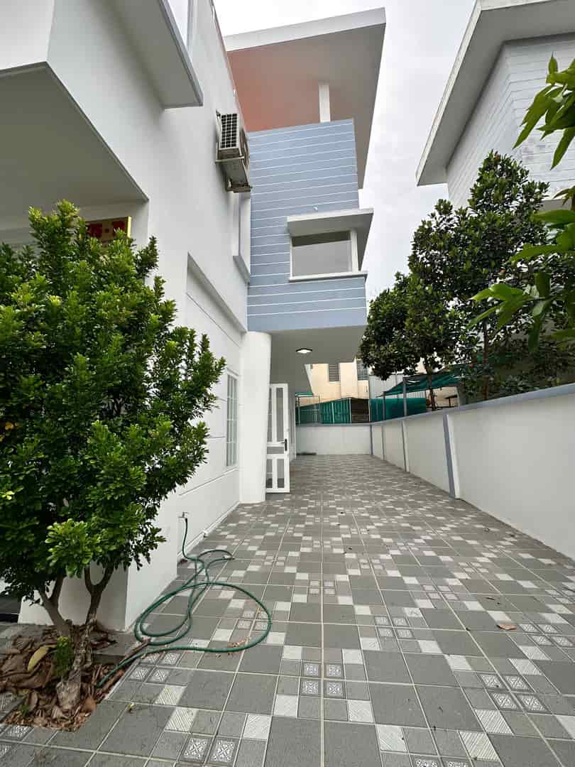 Cho thuê biệt thự liền kề mặt tiền D35 Oasis Thuận An. Giá thuê 25 triệu nhà đẹp thoáng i hình