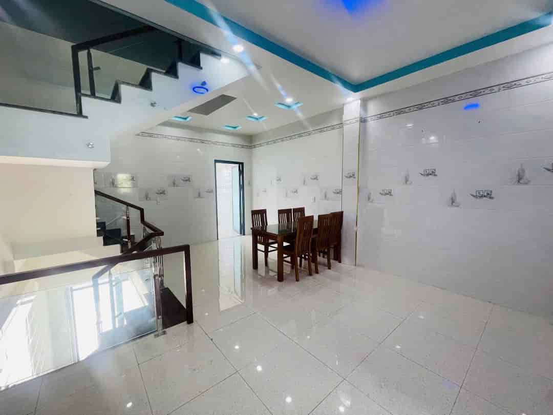 Bán shophouse Oasis City, Bến Cát, nội thất đẹp y hình sang tên ngay, cạnh trường Việt Đức