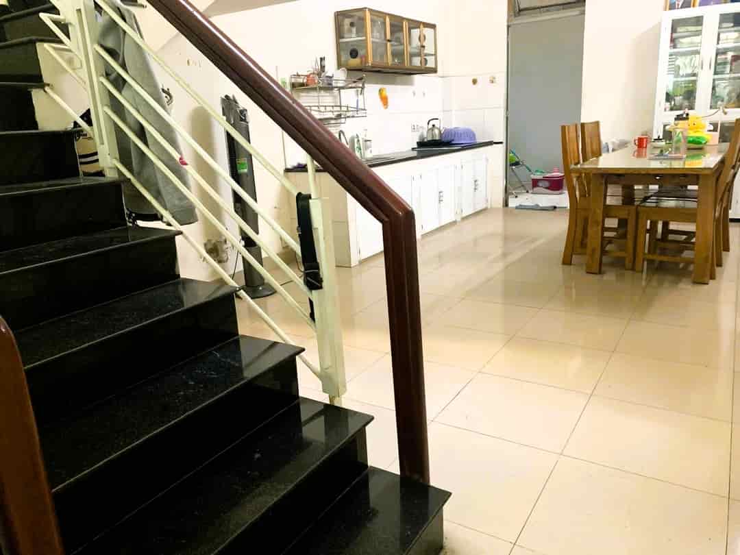 Cho thuê nhà 3 tầng mặt tiền p.Linh Đông, xe hơi tới nơi, kinh doanh tốt